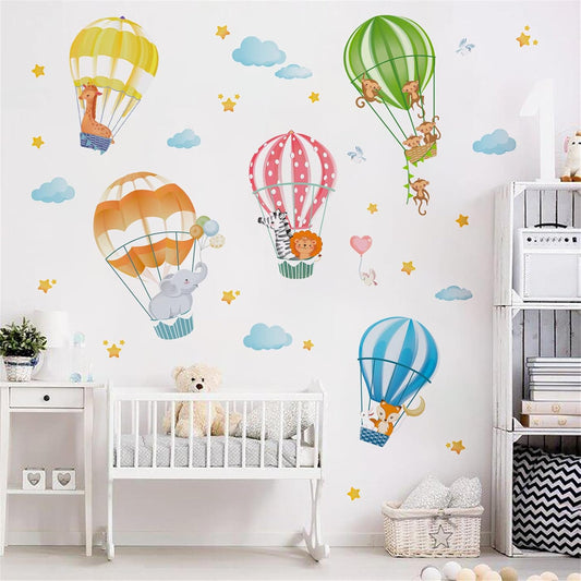 Muurstickers dieren luchtballonnen van DreamyWalls met kleurrijke dieren in luchtballonnen boven een babykamer