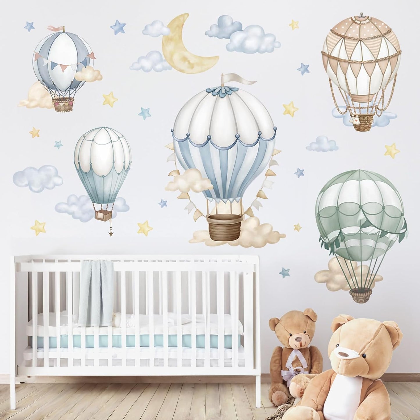 Muurstickers ballonnen kinderkamer van DreamyWalls met luchtballonnen, wolken en sterren boven een wit babybed