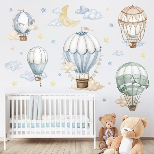 Muurstickers ballonnen kinderkamer van DreamyWalls met luchtballonnen, wolken en sterren boven een wit babybed